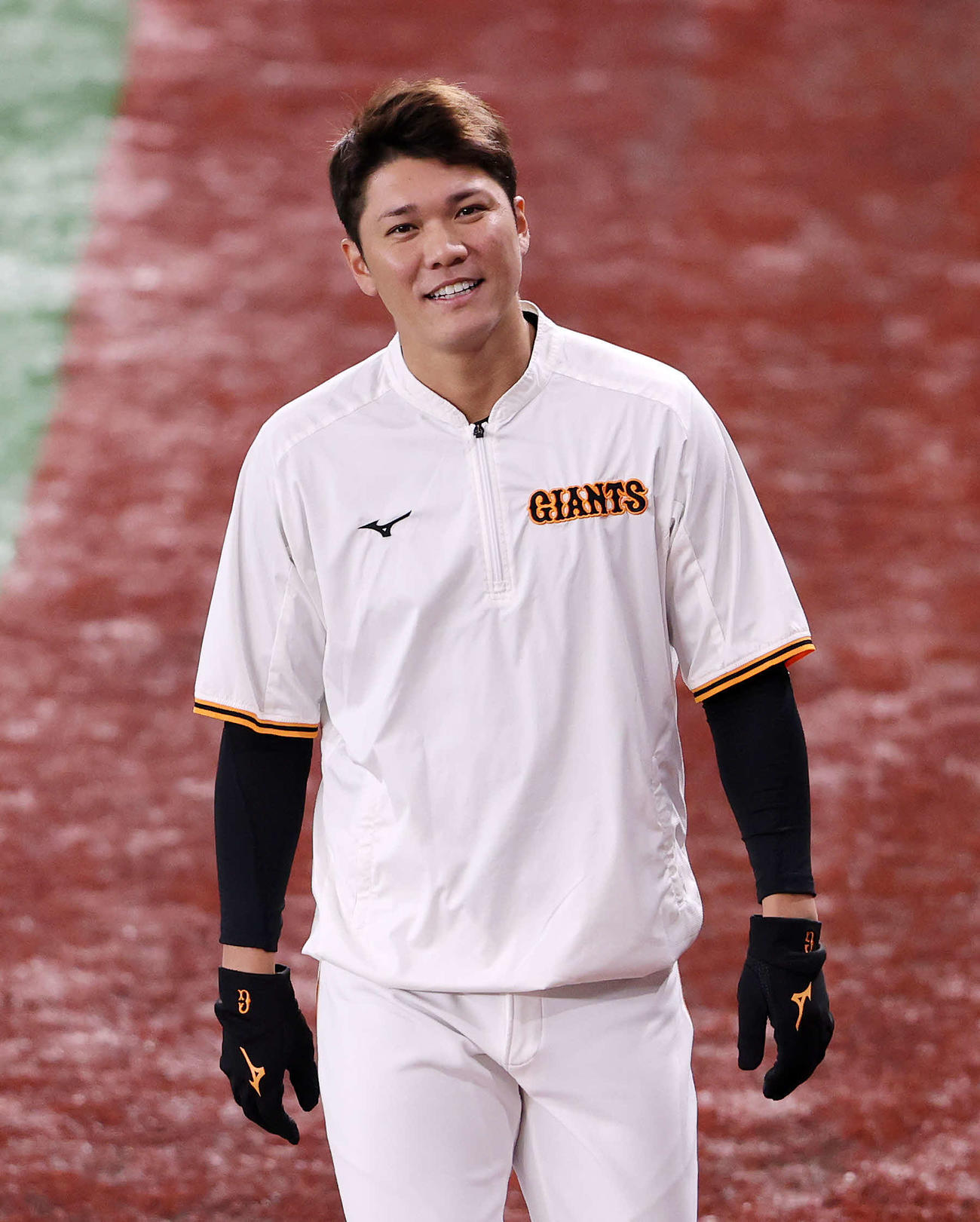 オープン戦　巨人対西武　練習中、笑顔を見せる巨人坂本（撮影・鈴木正人）