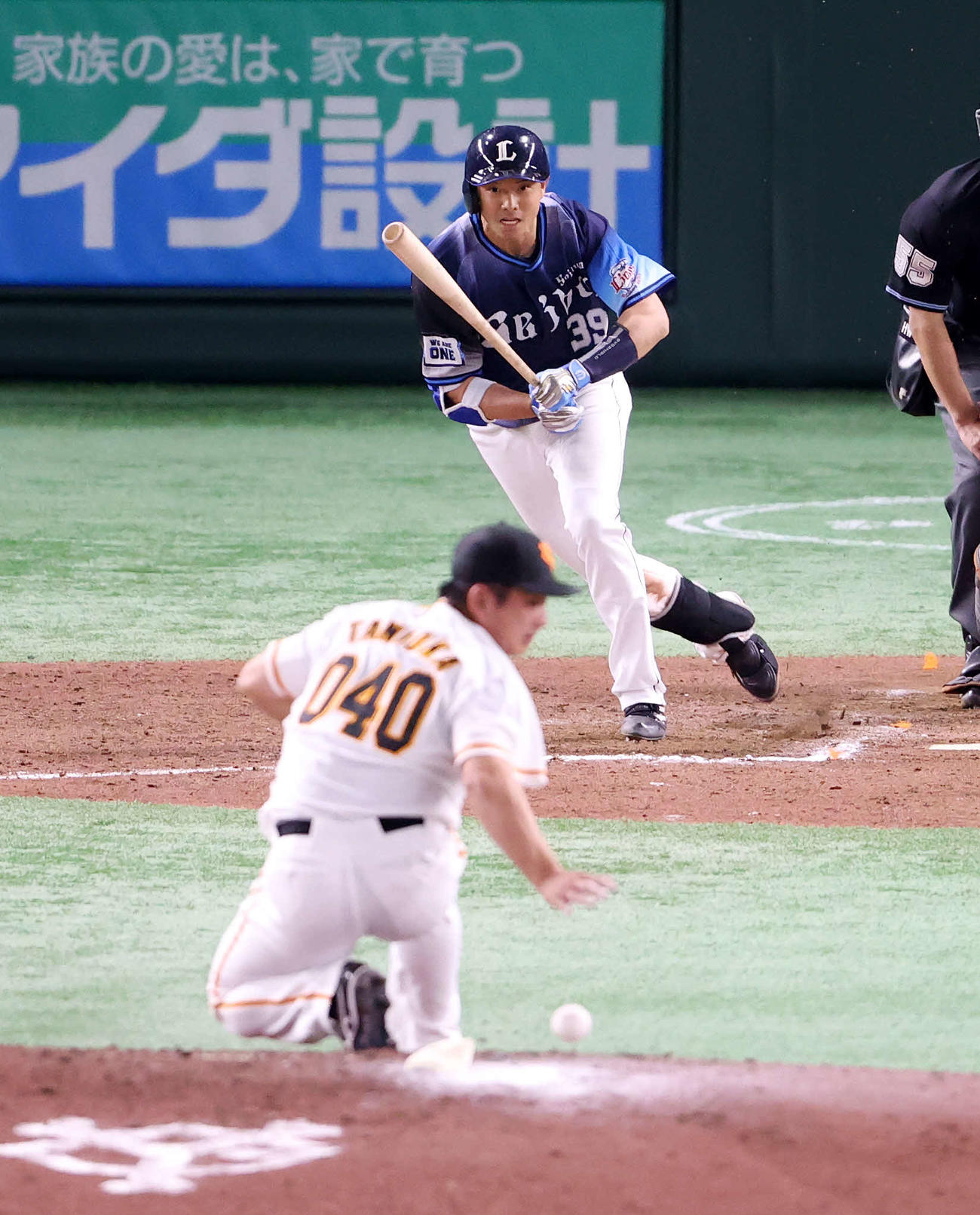 オープン戦　巨人対西武　8回表西武2死一、二塁、呉は中前適時打を放つ、投手は谷岡（撮影・鈴木正人）