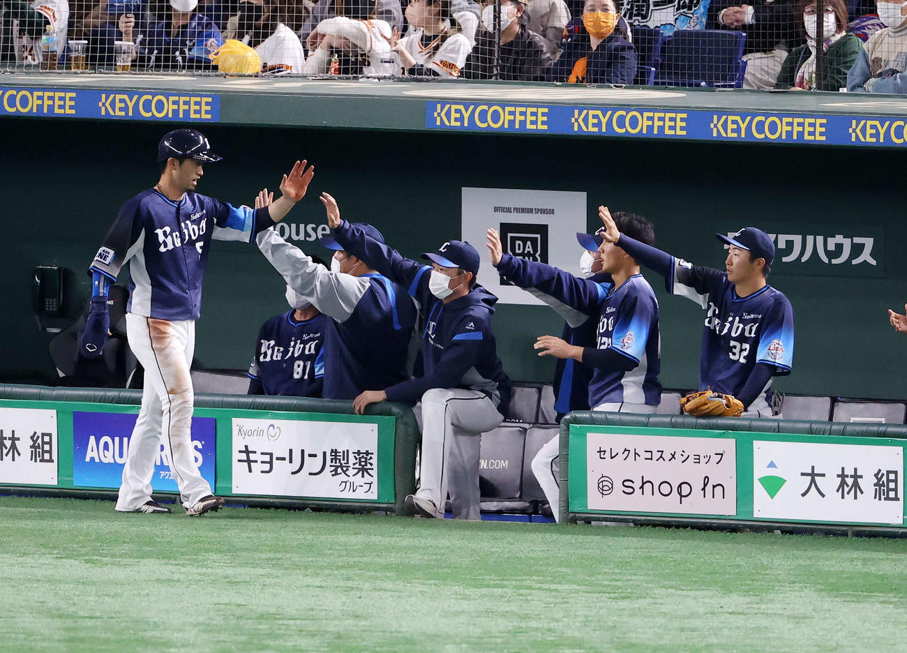 オープン戦　巨人対西武　8回表西武2死一、二塁、呉の中前適時打で外崎（左）が生還しベンチ前でタッチ（撮影・鈴木正人）