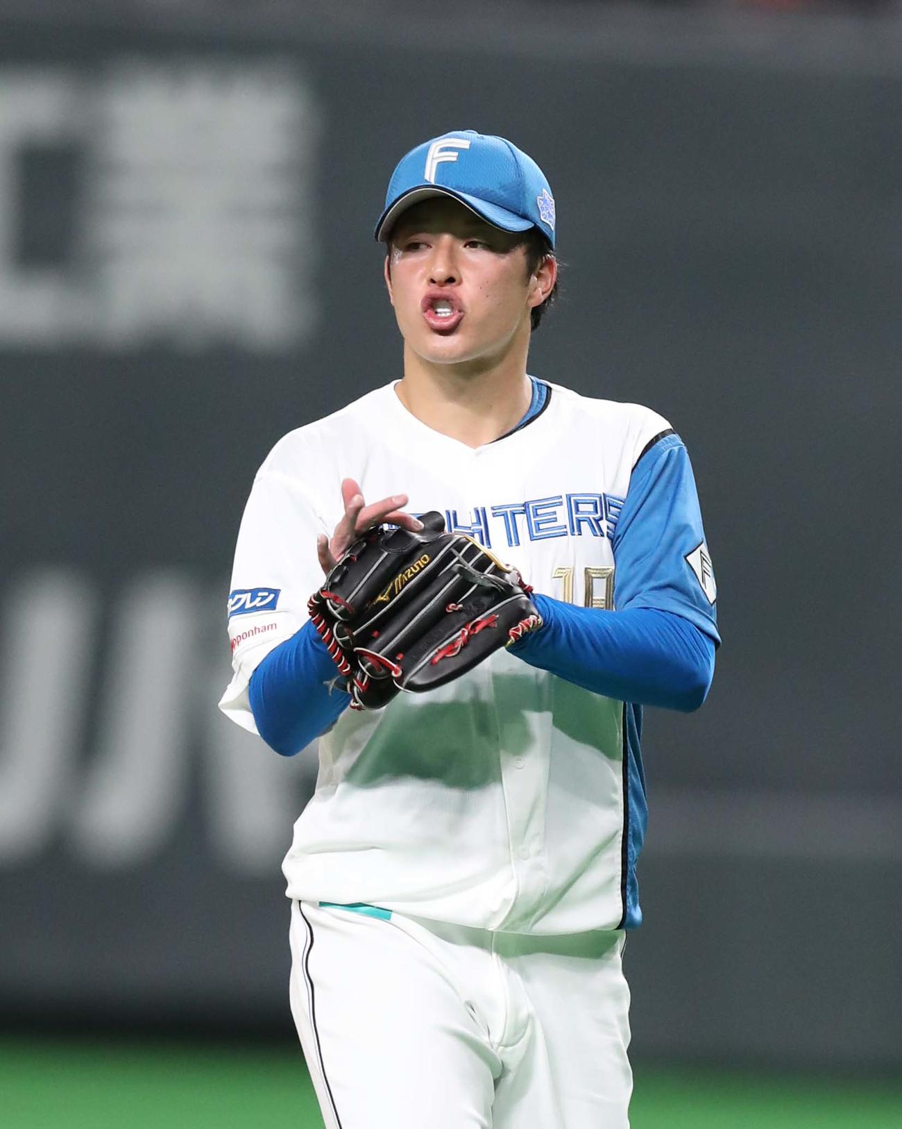 日本ハム対ヤクルト　9回表、無失点に抑えグラブをたたく吉田（撮影・黒川智章）