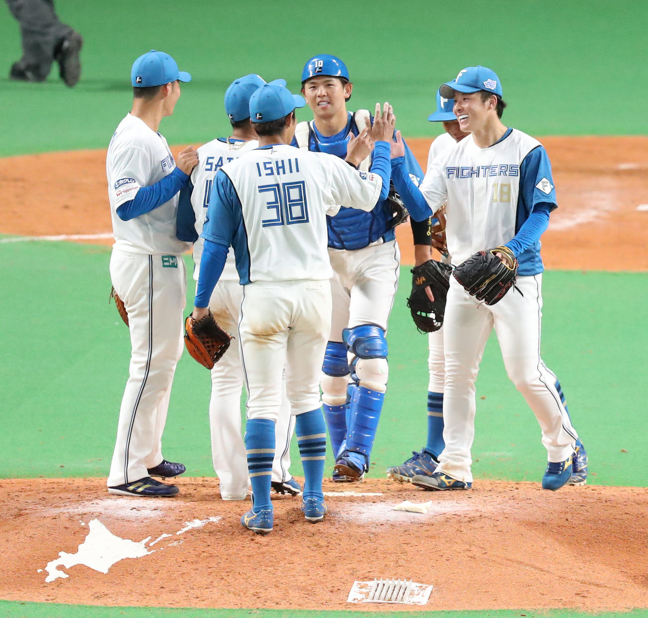 日本ハム対ヤクルト　試合終了後、笑顔でナインとタッチを交わす日本ハム吉田（右）（撮影・佐藤翔太）