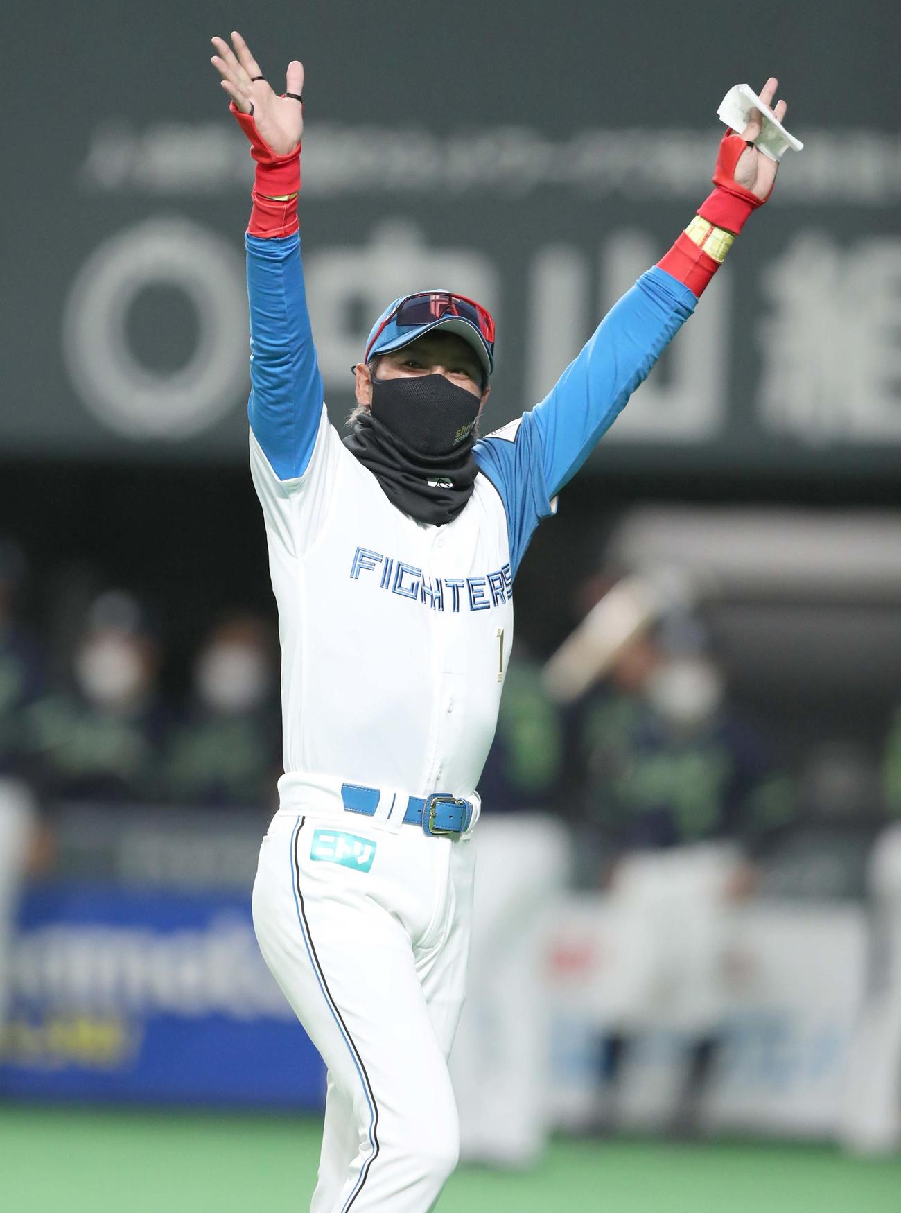 日本ハム対ヤクルト　試合前、スタンドに向かって手を振る新庄監督（撮影・黒川智章）