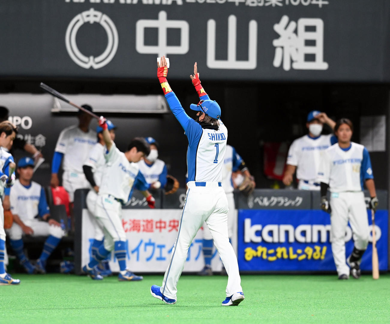 日本ハム対ヤクルト　メンバーの最終確認を終え、ファンの声援に応えながらベンチに戻る日本ハム新庄監督（撮影・たえ見朱実）