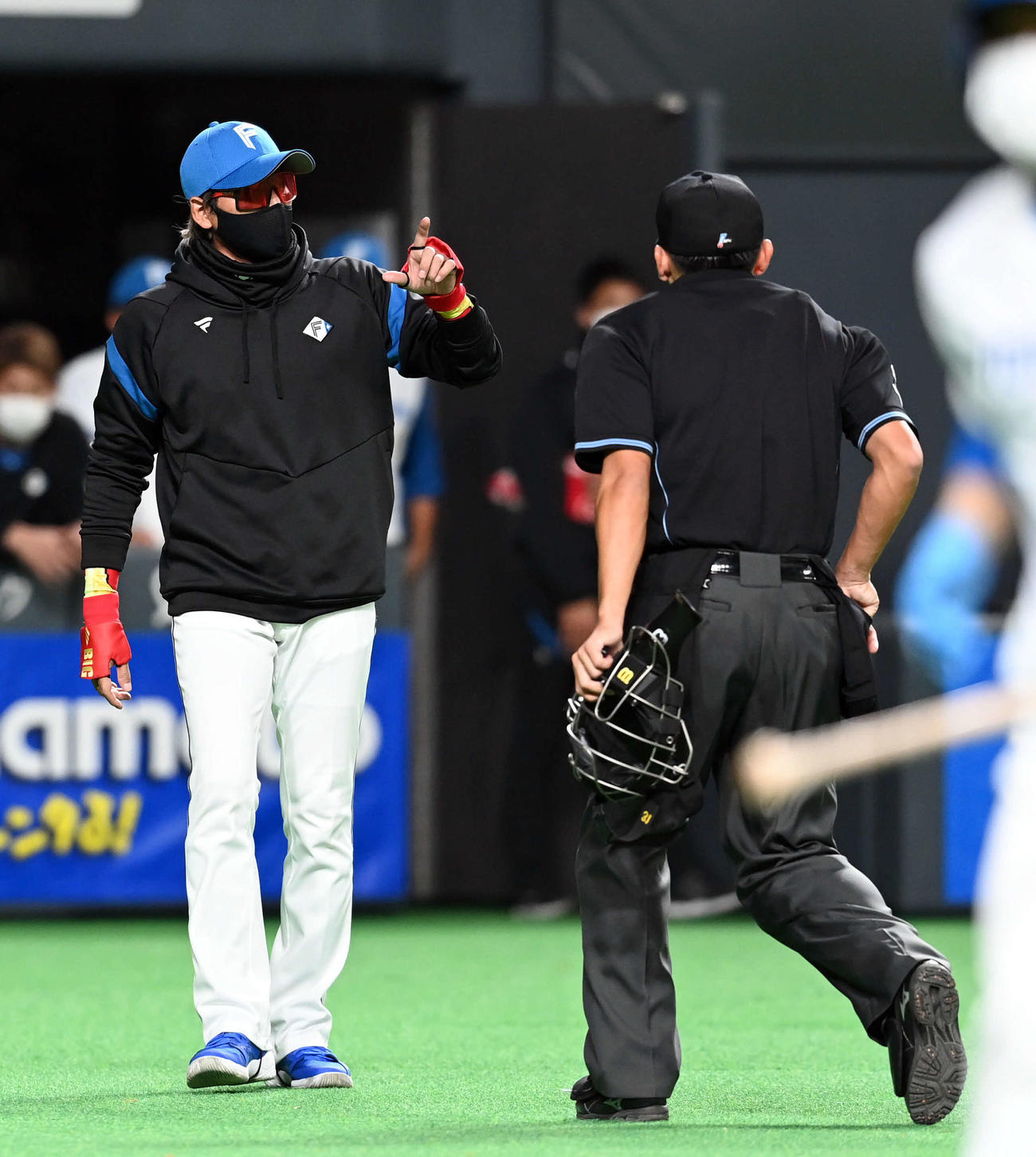 日本ハム対ヤクルト　9回裏、内野の守備交代を告げる日本ハム新庄監督（撮影・たえ見朱実）