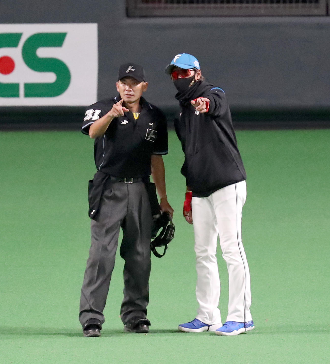 日本ハム対ヤクルト　守備位置の交代を球審に告げる日本ハム新庄監督（撮影・佐藤翔太）