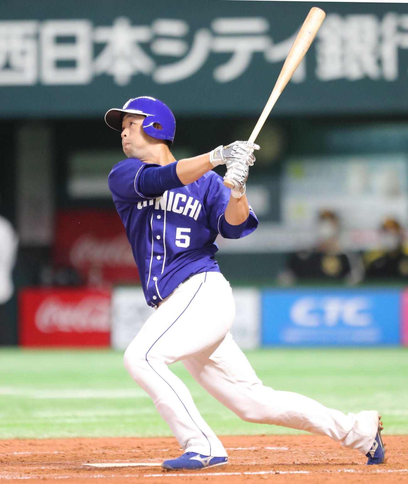 ソフトバンク対中日　7回表中日2死、左中間に本塁打を放つ阿部（撮影・梅根麻紀）