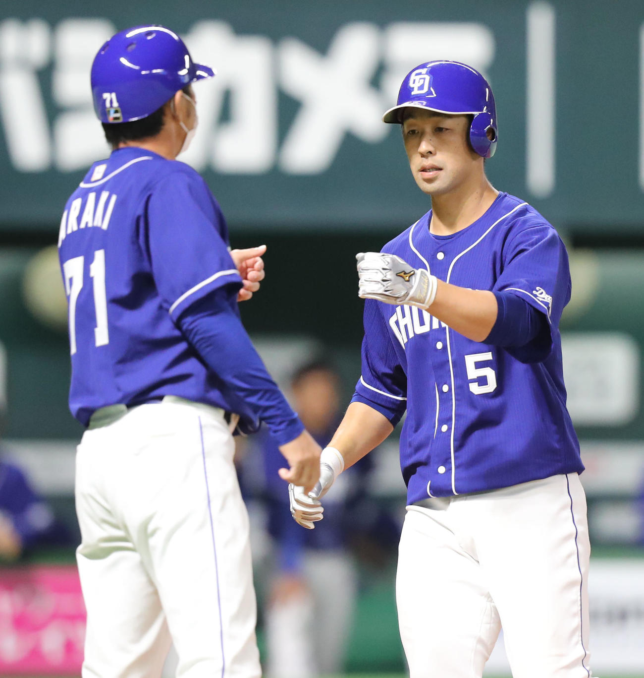 ソフトバンク対中日　7回表中日2死、阿部寿樹は左越え本塁打を放ちグータッチをする（撮影・屋方直哉）
