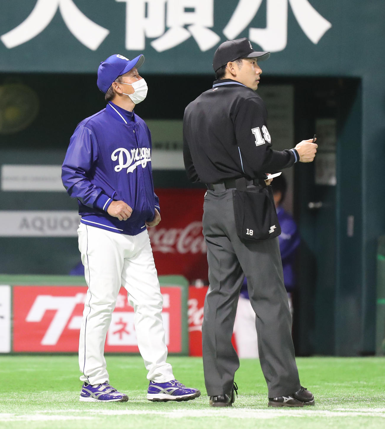 ソフトバンク対中日　選手の交代を告げる立浪監督（撮影・屋方直哉）