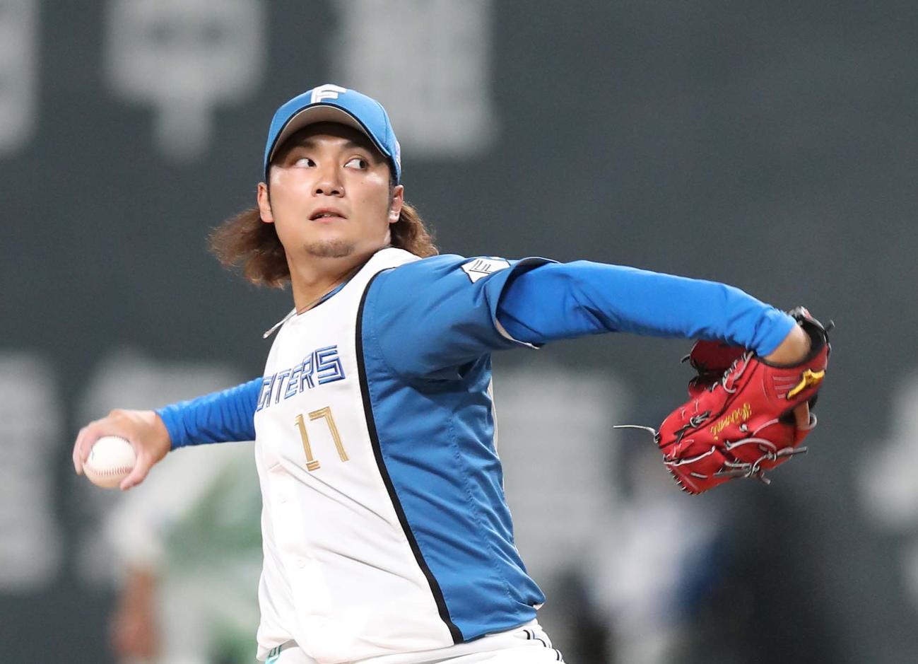 日本ハム対ヤクルト　5回から登板の伊藤（撮影・黒川智章）