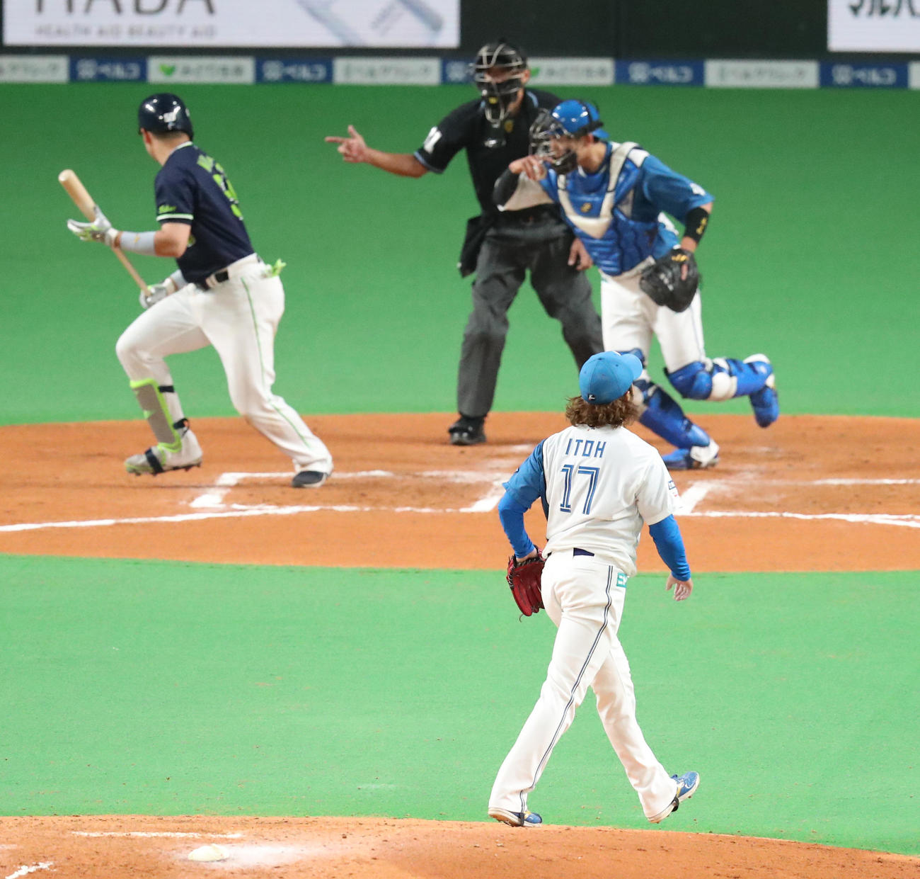 日本ハム対ヤクルト　6回表ヤクルト2死、村上を三振にとる日本ハム伊藤（撮影・佐藤翔太）