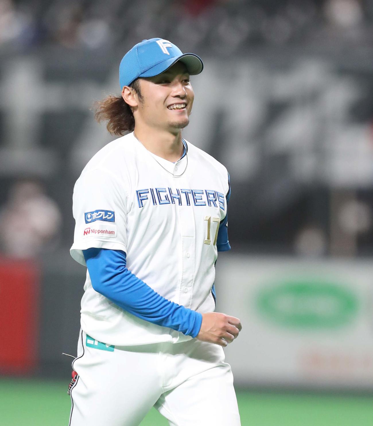日本ハム対ヤクルト　6回表、打者を3人で抑え笑顔の伊藤（撮影・黒川智章）
