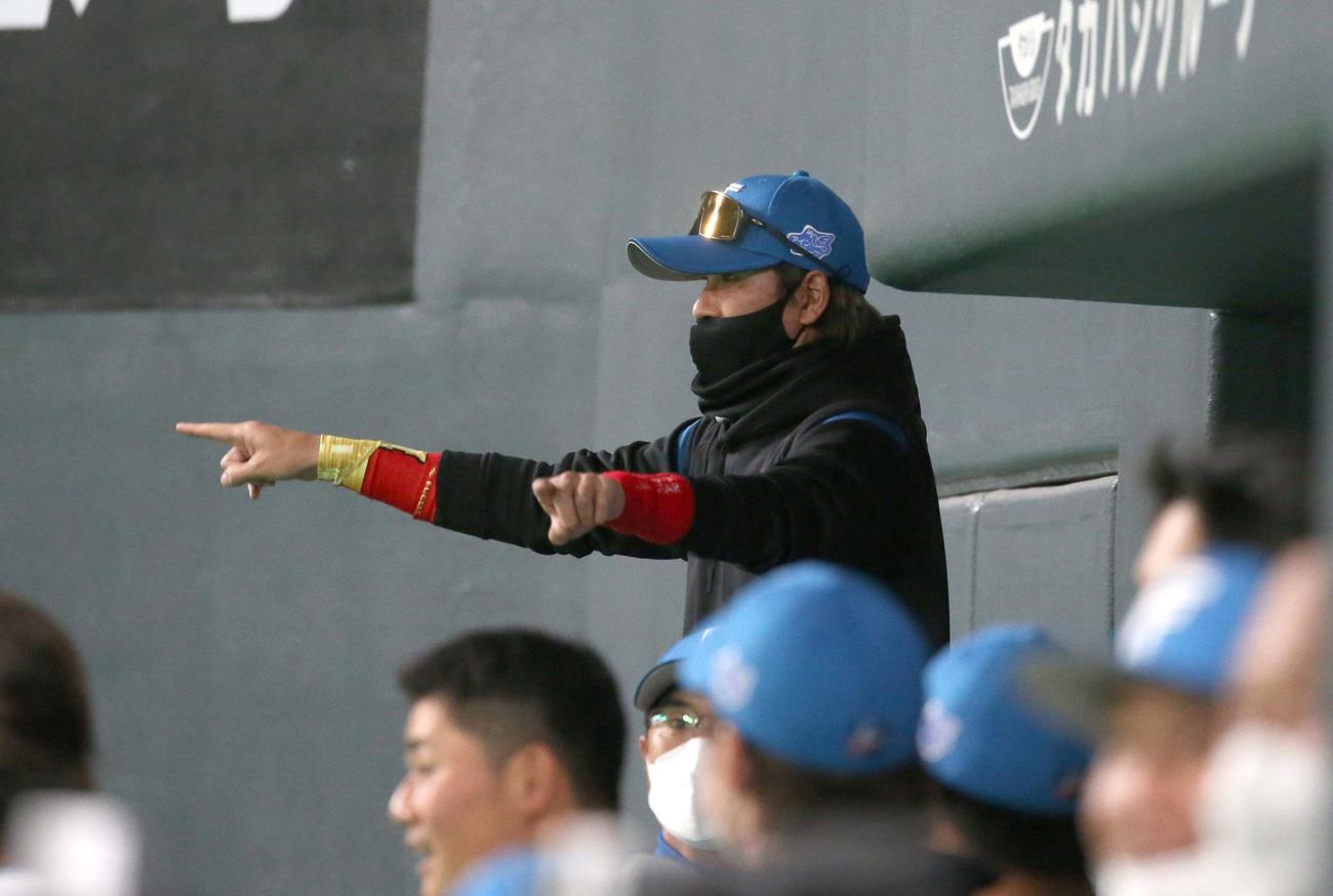日本ハム対ヤクルト　7回裏、宇佐見の邪飛の判定にリクエストを要求する新庄監督（撮影・黒川智章）