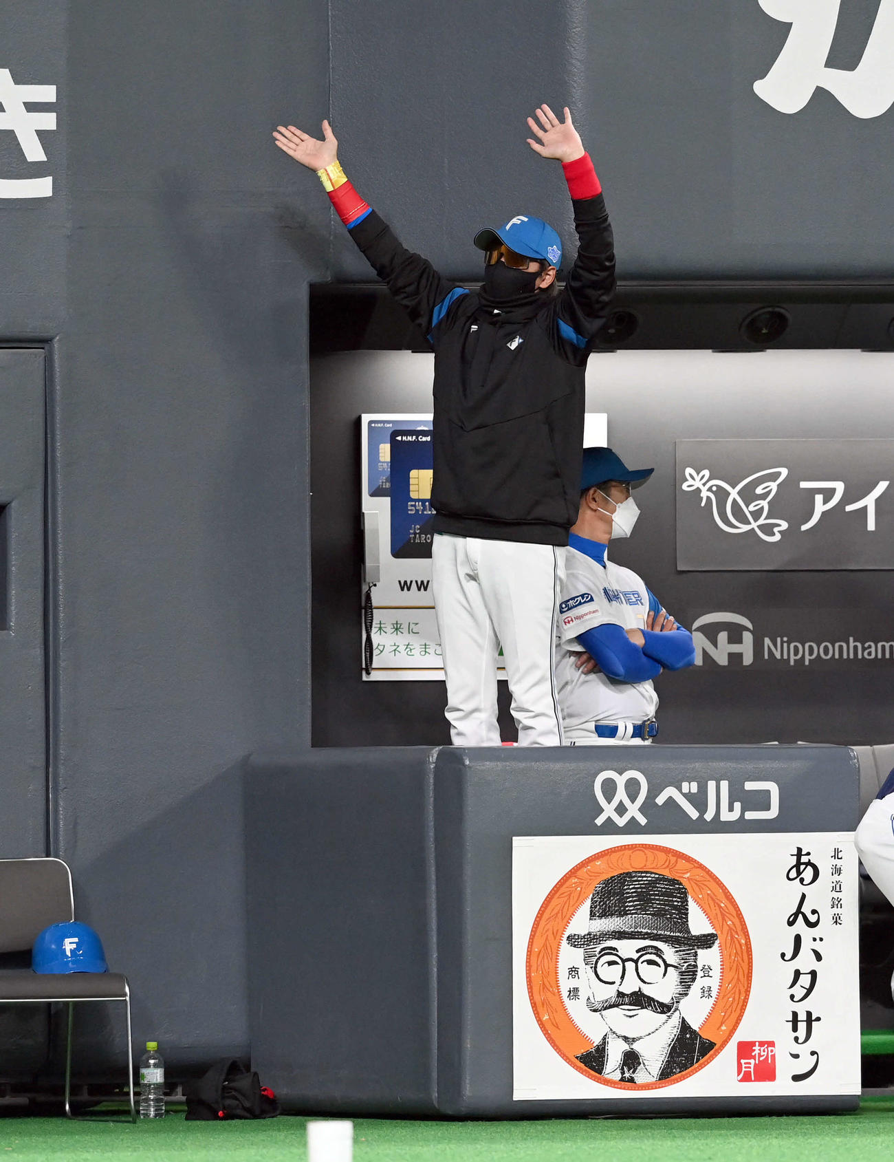 日本ハム対ヤクルト　試合中、ファンの声援に手を振って応える日本ハム新庄監督（撮影・たえ見朱実）