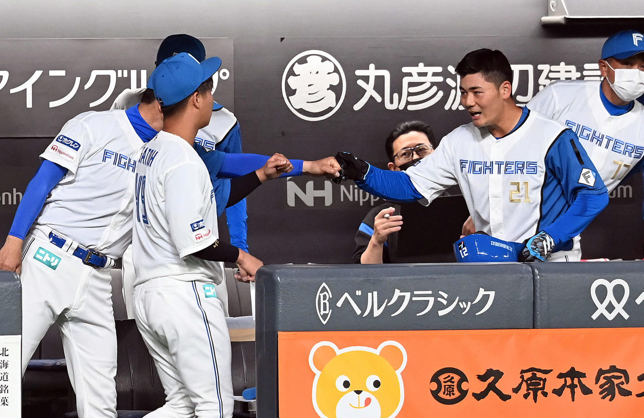 日本ハム対ヤクルト　1回裏に安打を放った日本ハム清宮は、ベンチに戻り首脳陣とグータッチ（撮影・たえ見朱実）