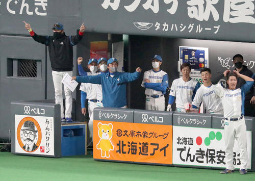 日本ハム対ヤクルト　7回裏日本ハム2死、宇佐見のホームラン性の打球に対してリプレー検証を要求する新庄監督（左）（撮影・佐藤翔太）