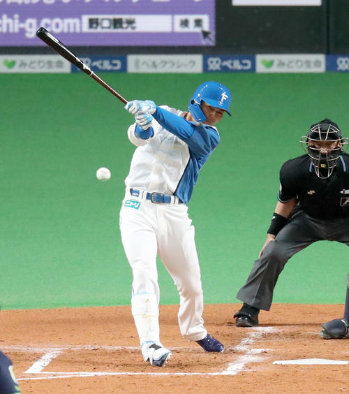 日本ハム対ヤクルト　1回裏日本ハム1死、清宮は中前打を放つ。投手はヤクルト石川（撮影・佐藤翔太）