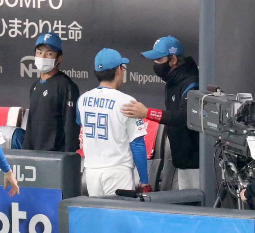 日本ハム対ヤクルト　ベンチに戻る日本ハム根本（中央左）に声をかける新庄監督（撮影・佐藤翔太）