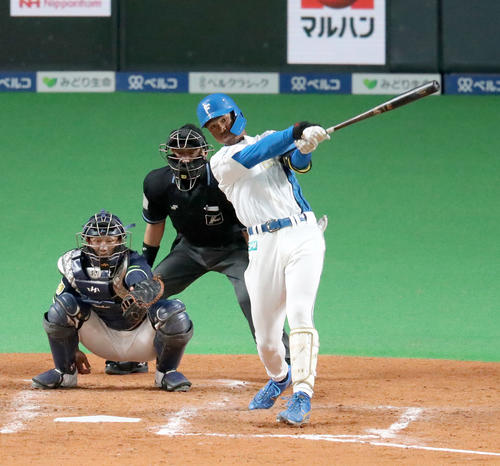 日本ハム対ヤクルト　3回裏日本ハム1死、万波は同点となる左越え本塁打を放つ（撮影・佐藤翔太）