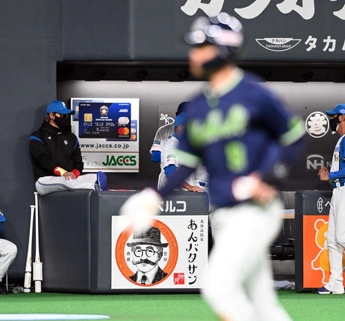 日本ハム対ヤクルト　1回裏、ヤクルトに先制を許す日本ハム新庄監督（撮影・たえ見朱実）