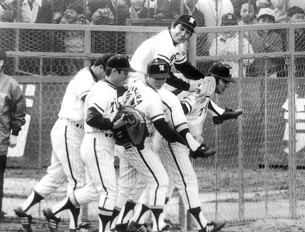 73年、村山実の引退試合で江夏豊を先頭に肩車でマウンドへ送る阪神投手陣