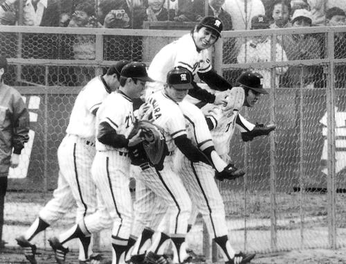 73年、村山実の引退試合で江夏豊を先頭に肩車でマウンドへ送る阪神投手陣