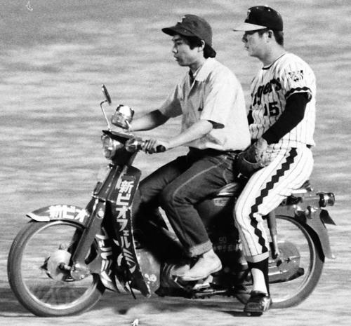 78年、リリーフバイクに乗ってマウンドへ向かう谷村智啓