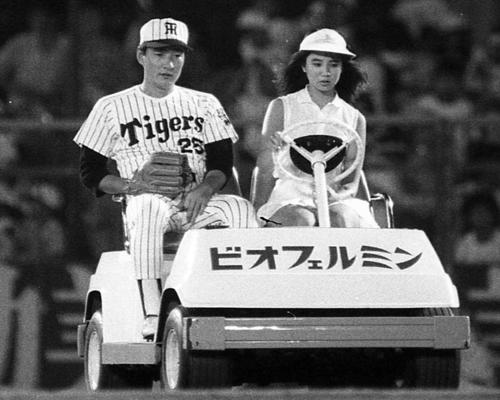 85年、リリーフカーでマウンドへ向かう山本和行