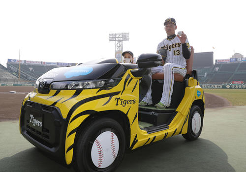 今季から使用されるリリーフカーに乗りポーズを決める阪神岩崎（撮影・前田充）