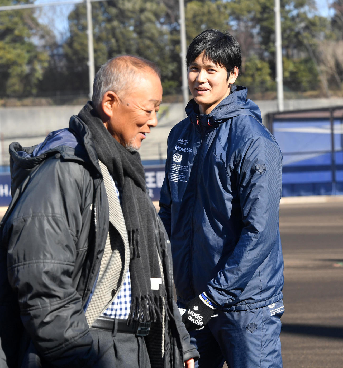 自主トレ中のエンゼルス大谷翔平と話す今成泰章さん（2018年1月10日）