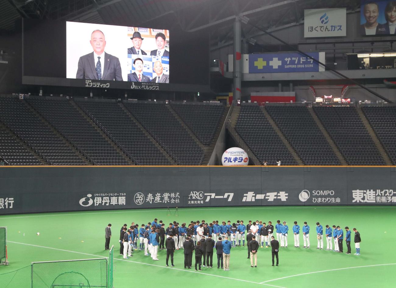 急死した日本ハム今成スカウトの冥福を祈り黙とうする日本ハムの選手、関係者（撮影・黒川智章）