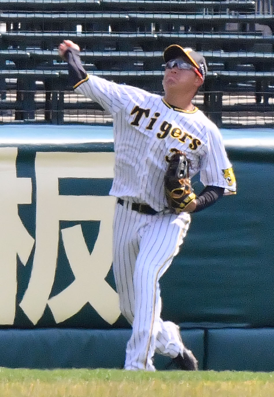 左翼でシートノックを受ける阪神大山（撮影・和賀正仁）