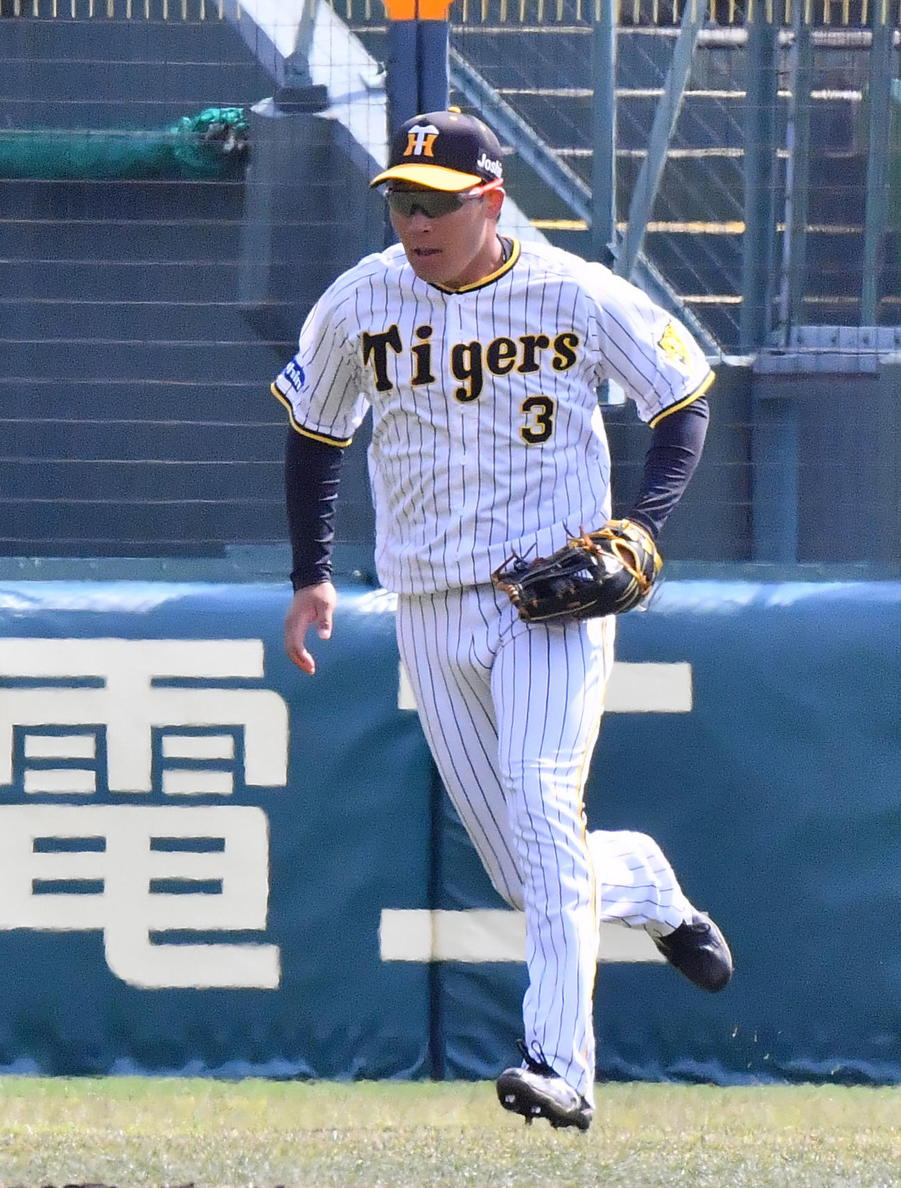 左翼でシートノックを受ける阪神大山（撮影・和賀正仁）