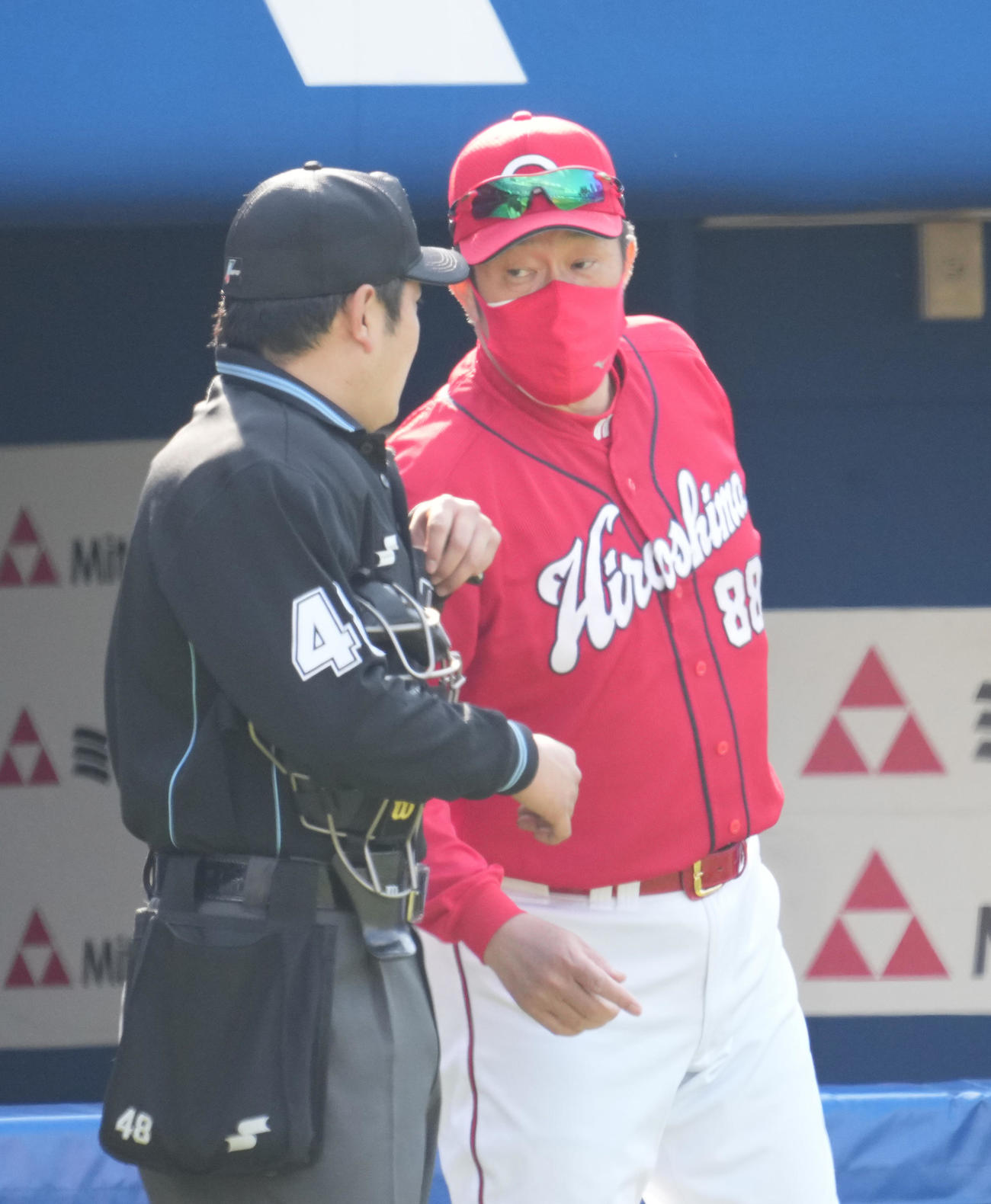 DeNA対広島、4回裏DeNA1死一塁、梶原の打球を左手に当てた2番手黒原の交代を告げる広島佐々岡監督（撮影・小沢裕）