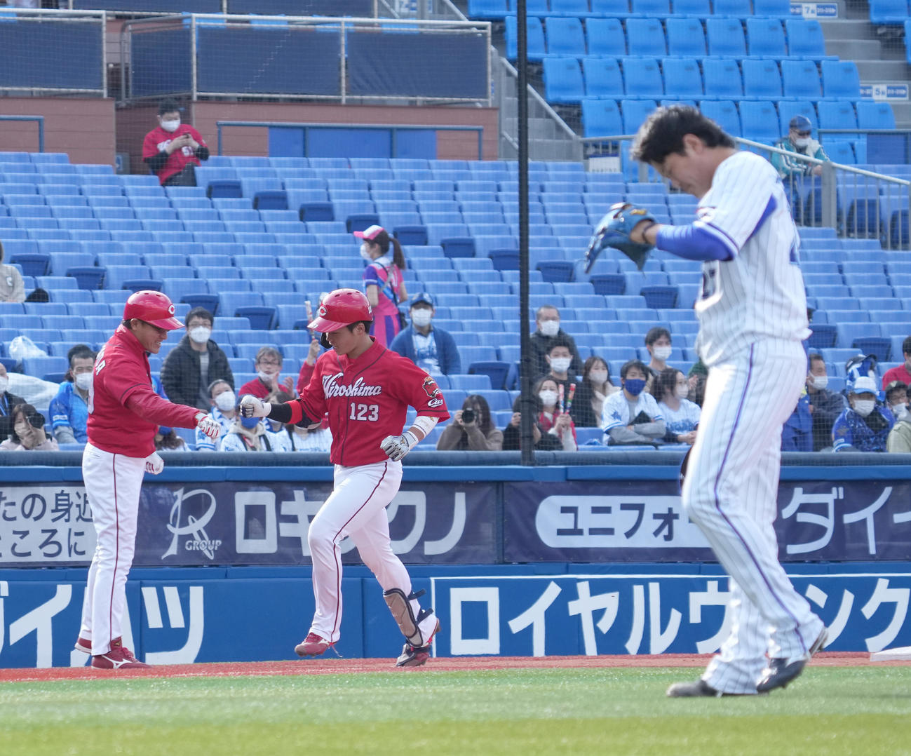 DeNA対広島、5回表広島無死一塁、代打持丸はDeNA2番手で登板した上茶谷（右）から右越えに2点本塁打を放つ（撮影・小沢裕）