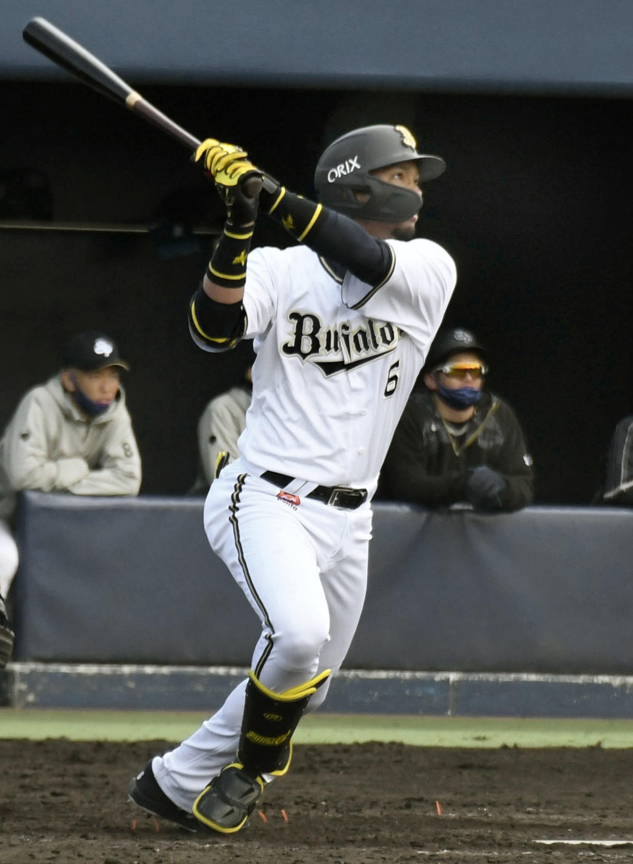 社会人チームとの練習試合で打席に立つオリックス宗(共同）