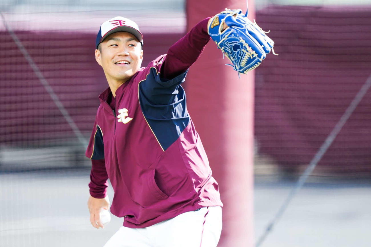 笑顔でキャッチボールをする楽天則本（楽天野球団提供）