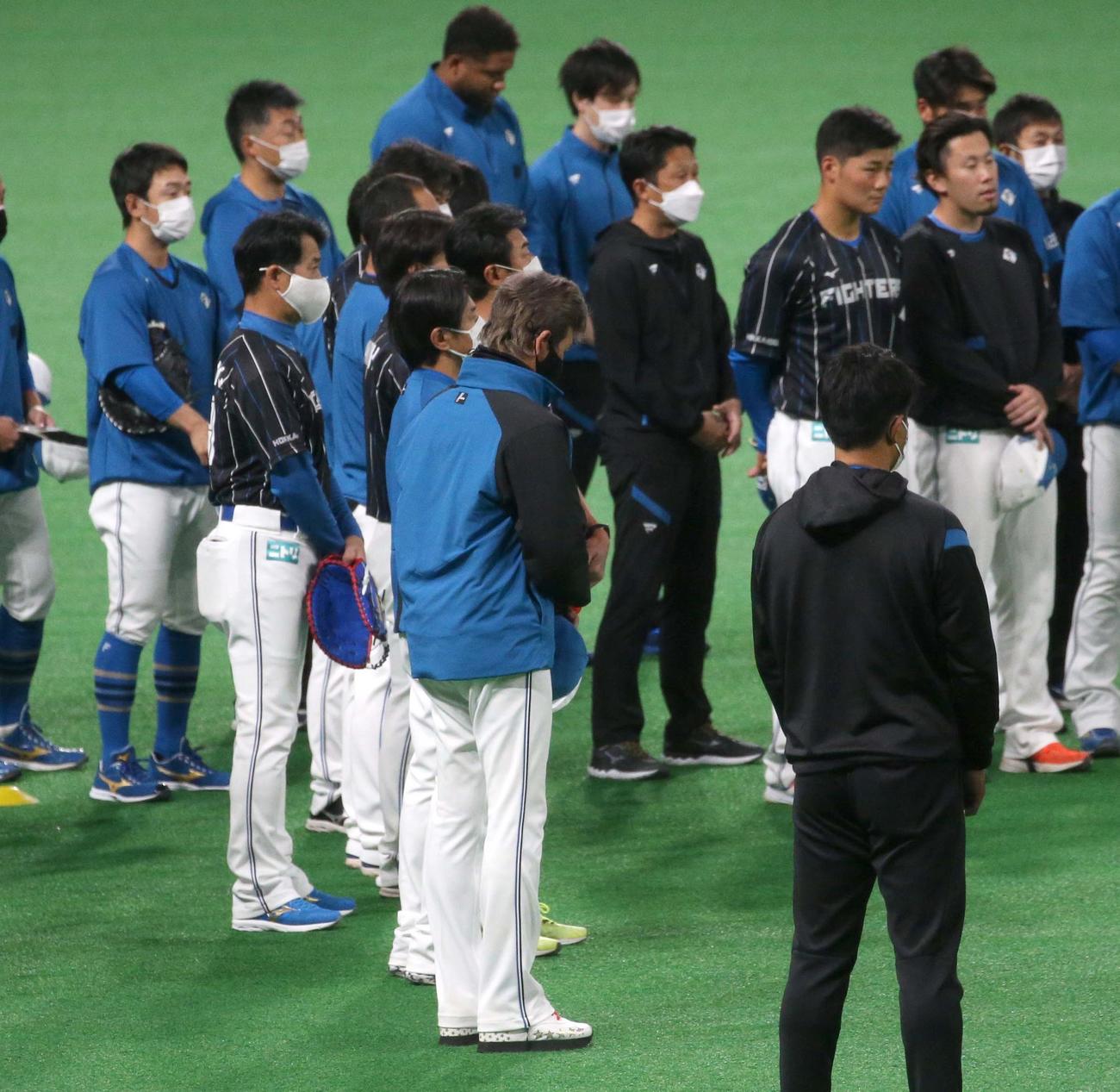 急死した日本ハム今成泰章スカウトの冥福を祈り黙とうする日本ハム新庄監督（中央）（撮影・黒川智章）