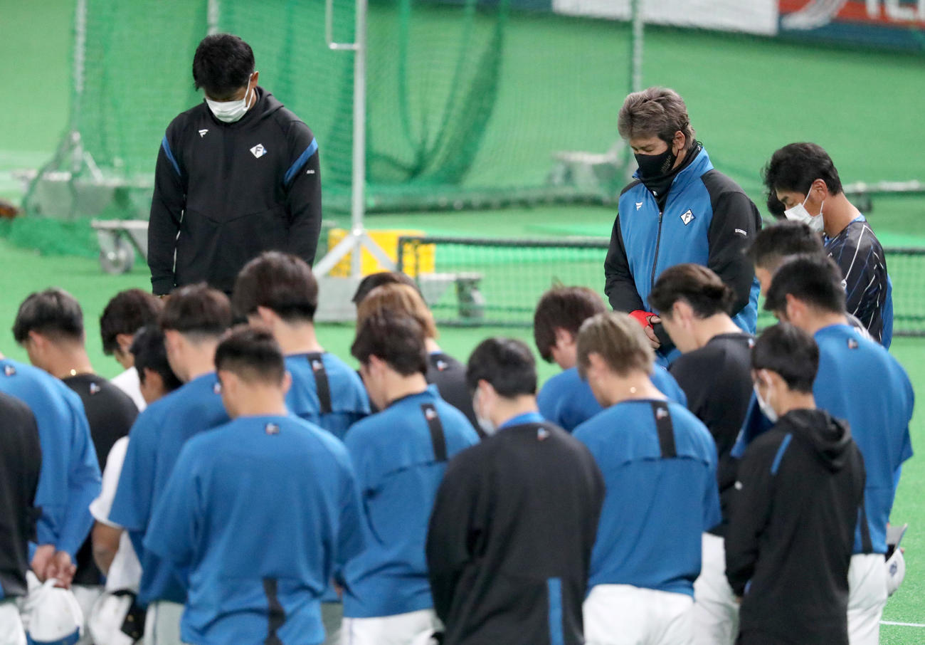 日本ハム対ヤクルト　試合前、急死した日本ハム今成スカウトの冥福を祈り黙とうする日本ハムの選手たちと新庄監督（右奥）（撮影・佐藤翔太）