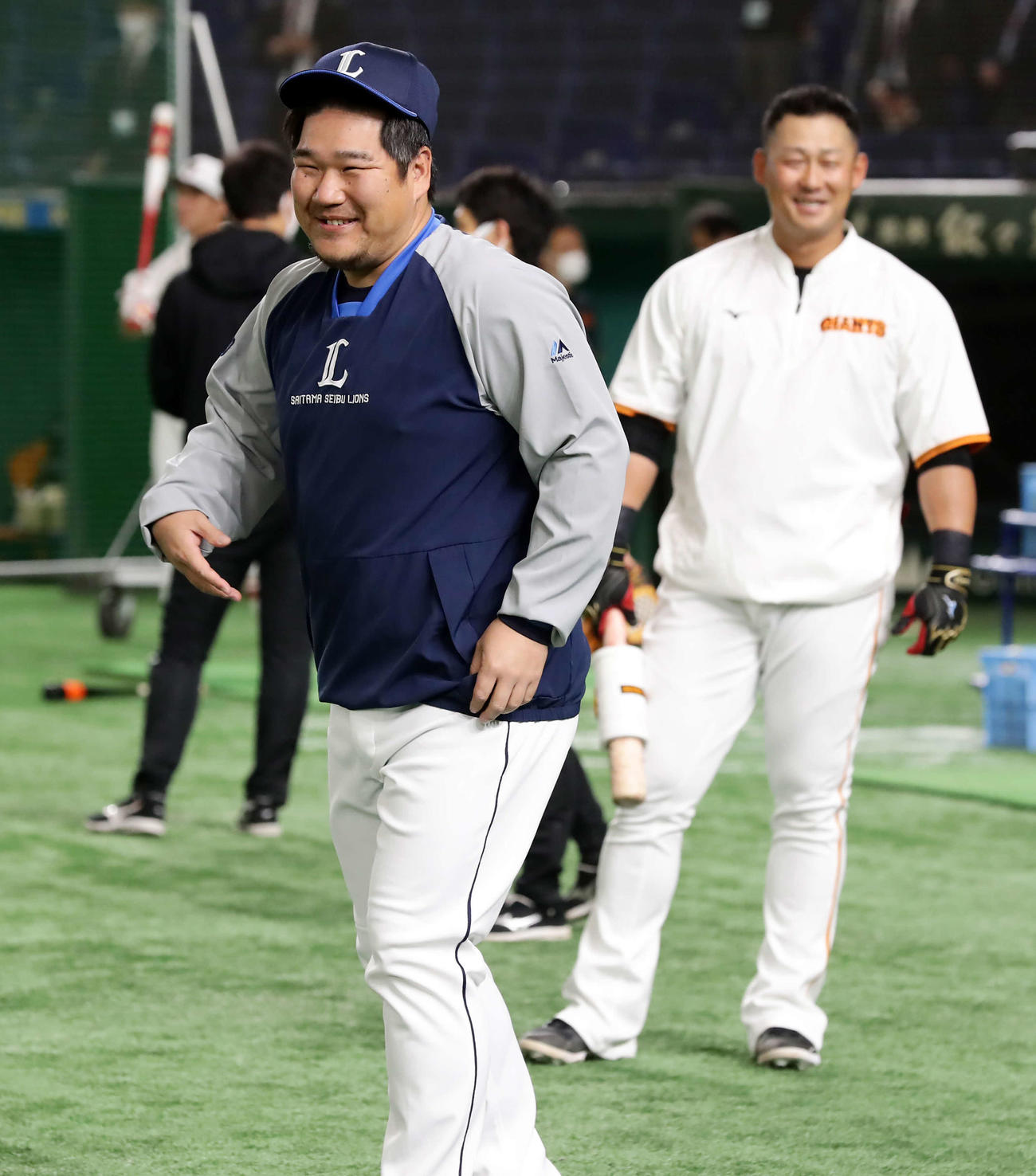 巨人対西武　試合前、笑顔を見せる西武中村。奥は巨人中田（撮影・浅見桂子）