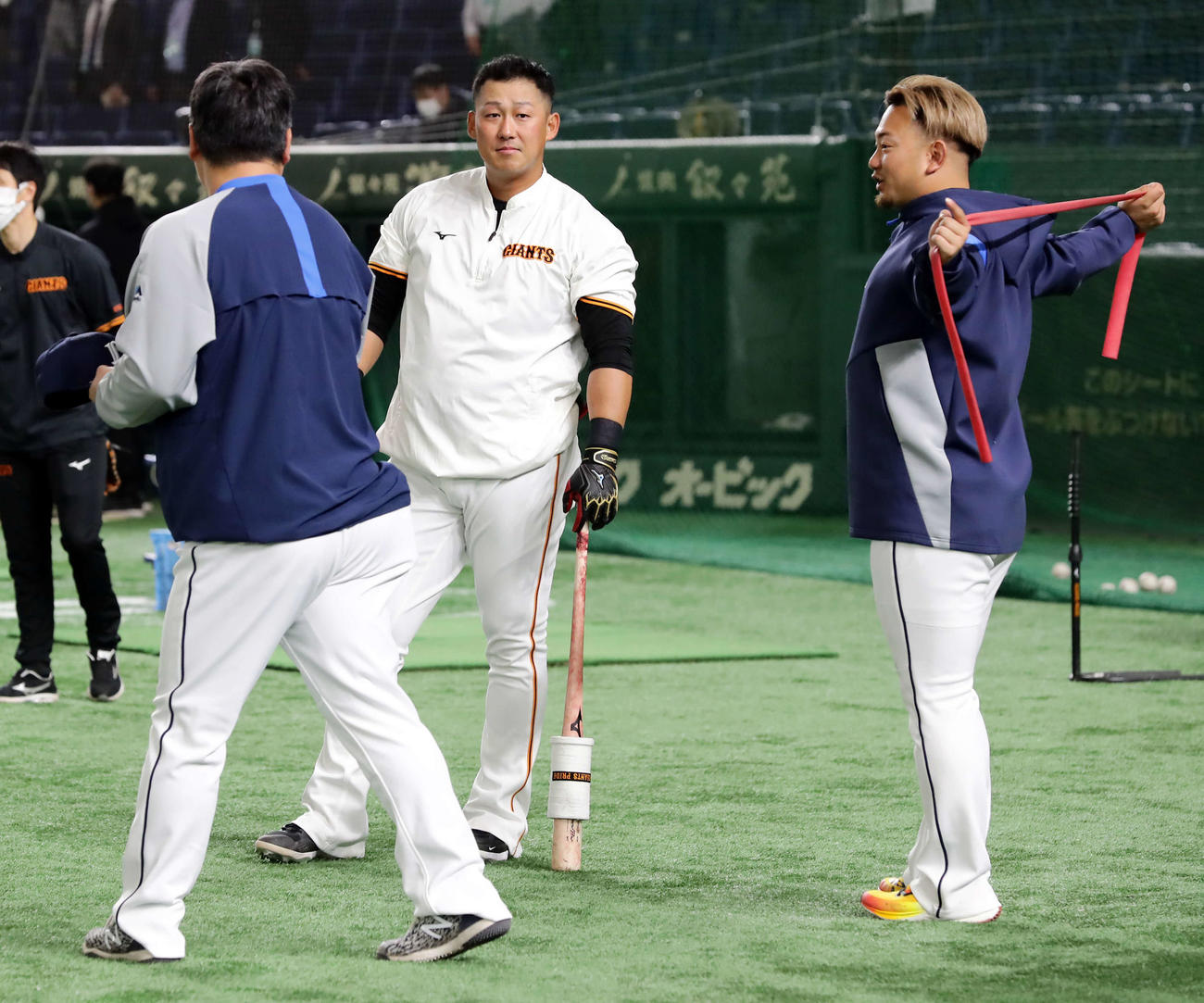 巨人対西武　試合前、談笑する、左から西武中村、巨人中田、西武森（撮影・浅見桂子）