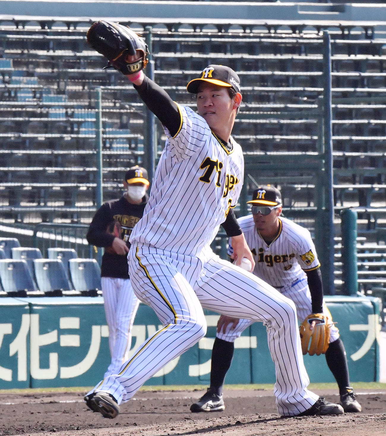 投内連係のマウンドに上がる阪神及川（撮影・和賀正仁）