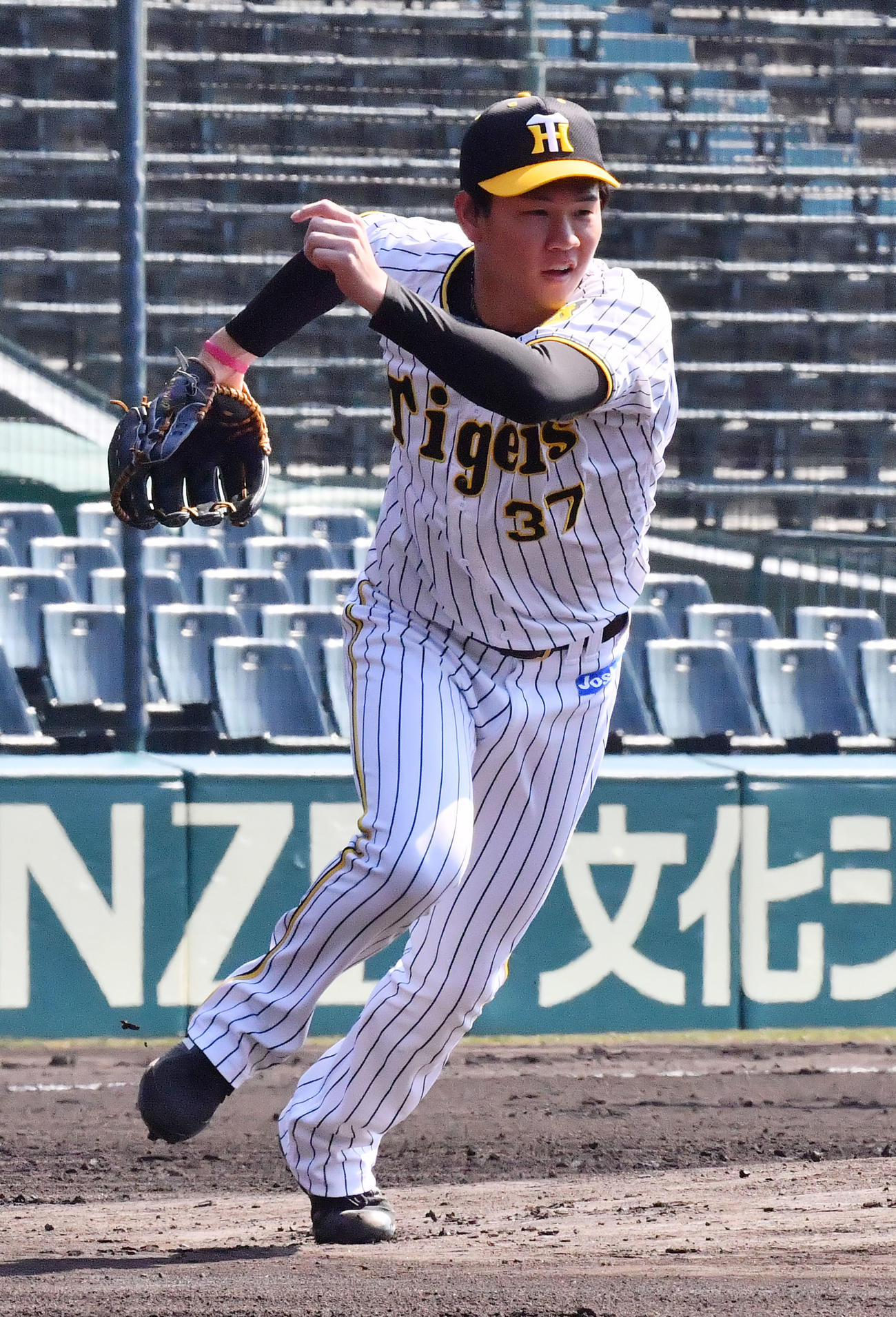 投内連係でマウンドからベースカバーに走る阪神及川（撮影・和賀正仁）