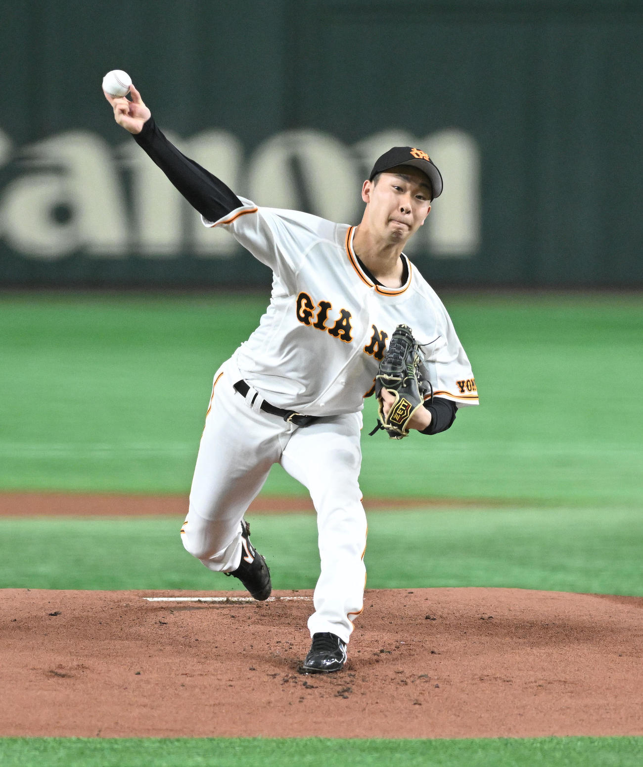 巨人対西武　巨人先発の山崎伊（撮影・滝沢徹郎）