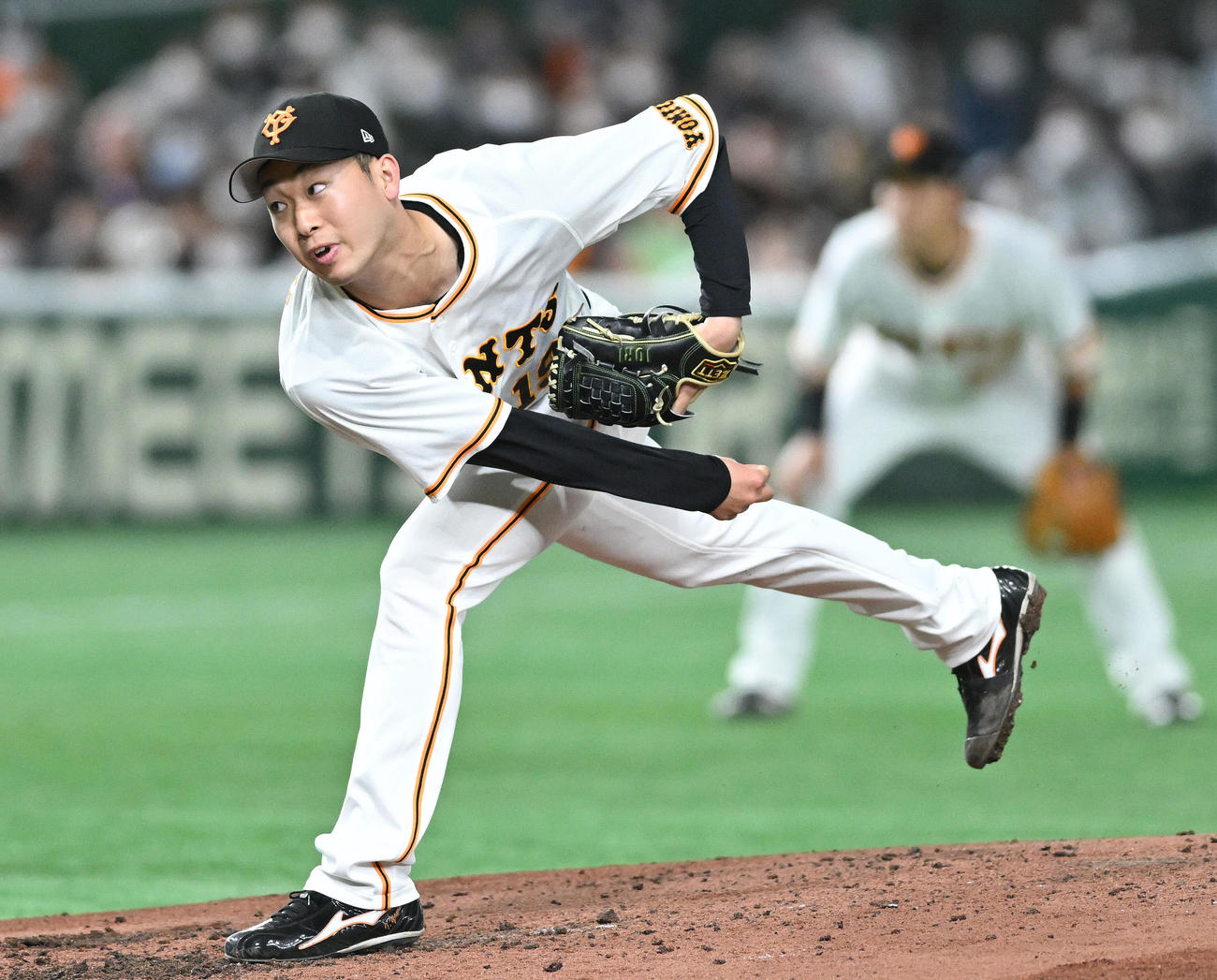 巨人対西武　巨人先発の山崎伊（撮影・滝沢徹郎）