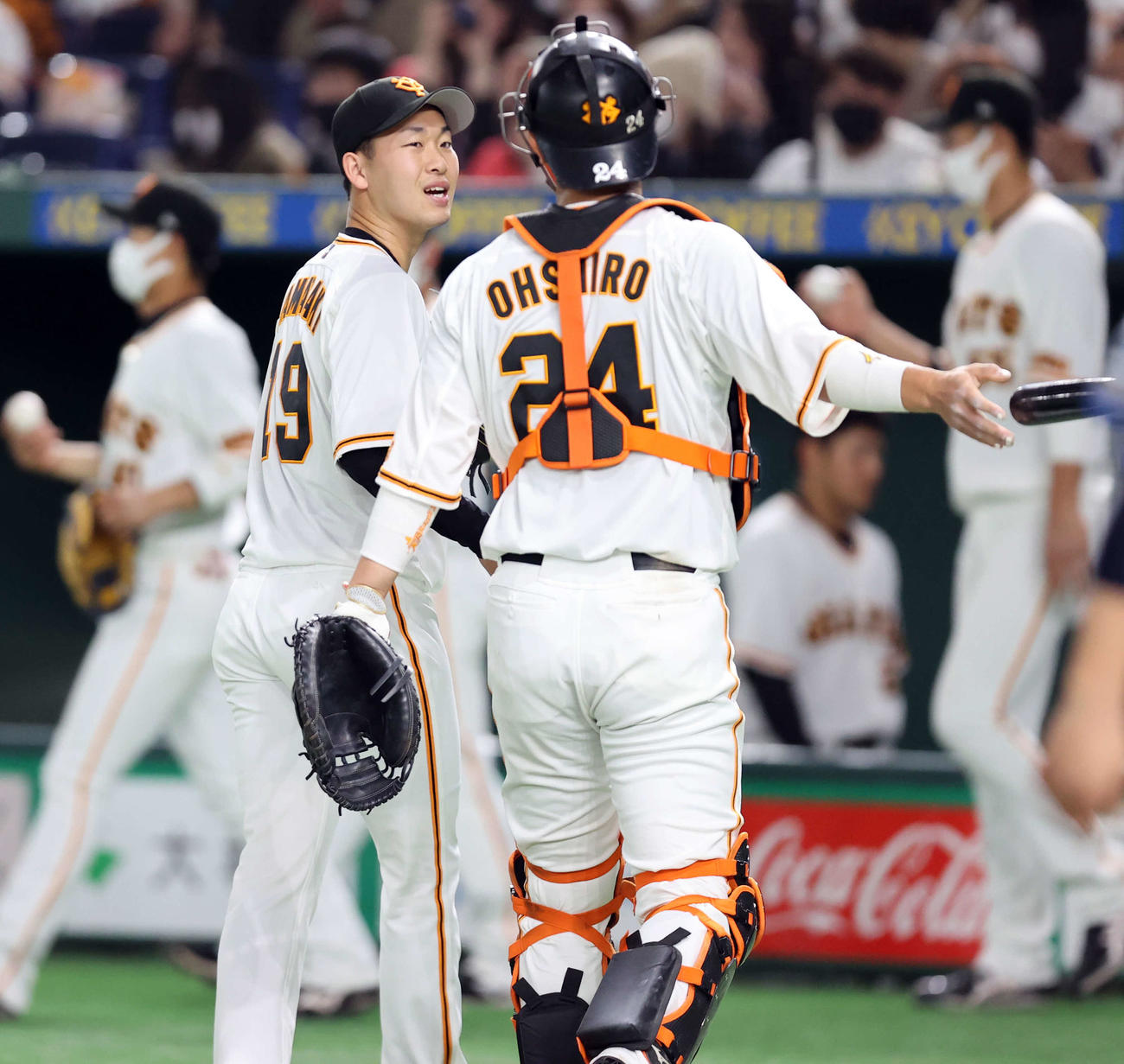 巨人対西武　3回表西武2死二塁、山川を遊飛に仕留めた山崎伊（左）は大城に声をかけられほっとしたような表情を見せる（撮影・浅見桂子）