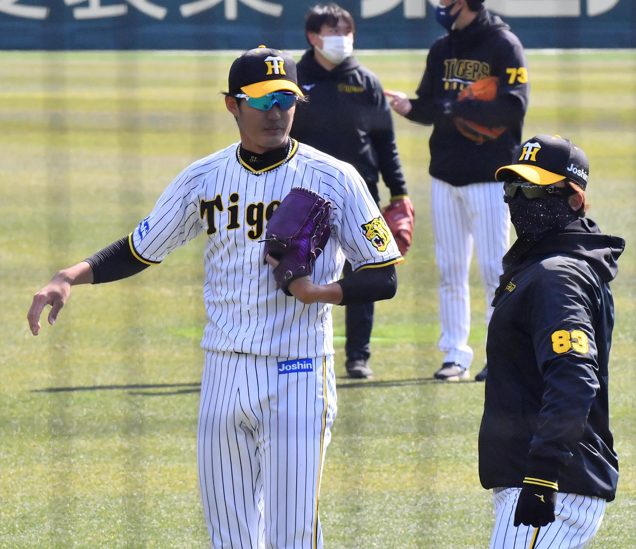 キャッチボール中、新井コーチ（右）と話す藤浪（撮影・和賀正仁）