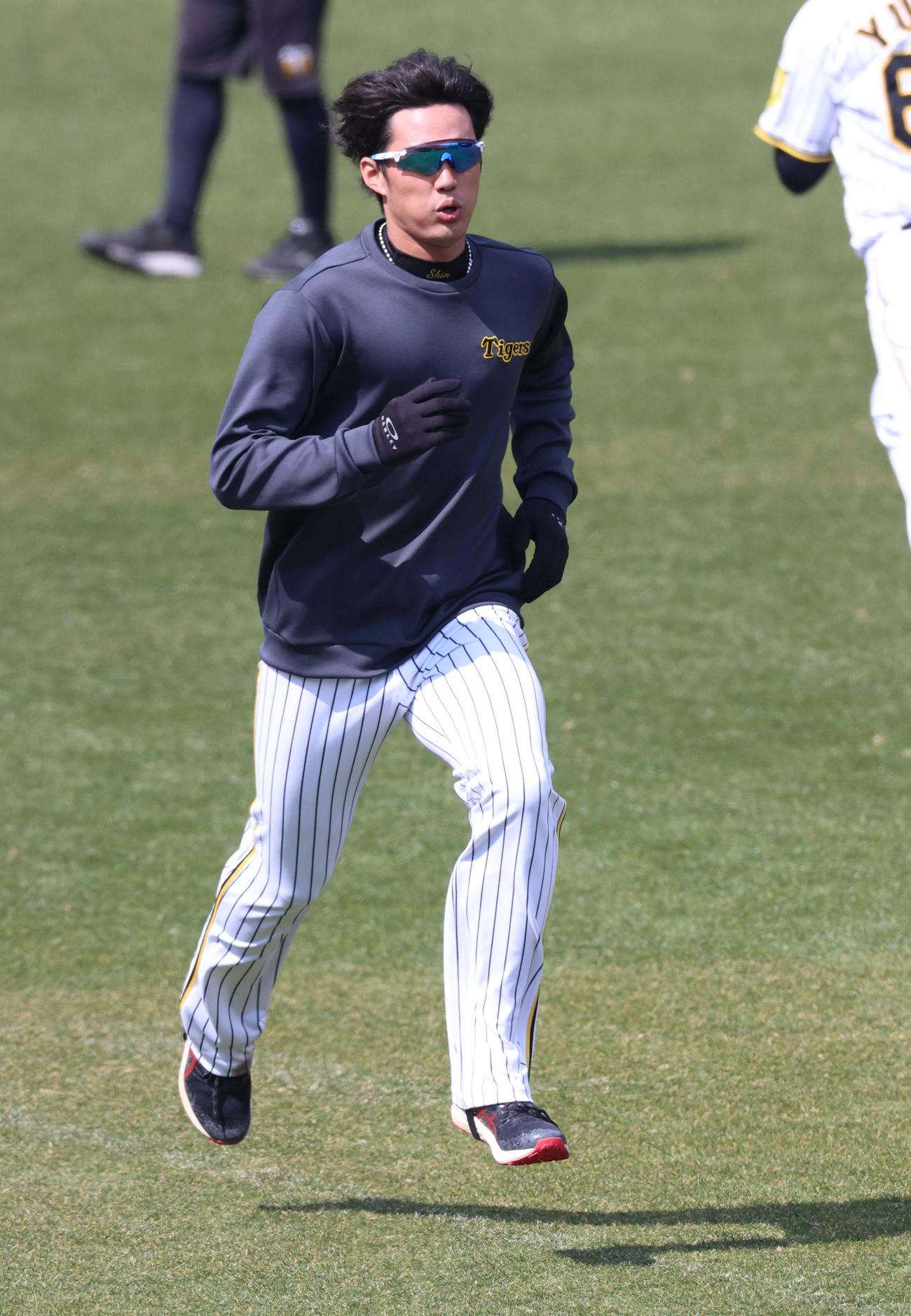 外野をダッシュする藤浪（撮影・上田博志）