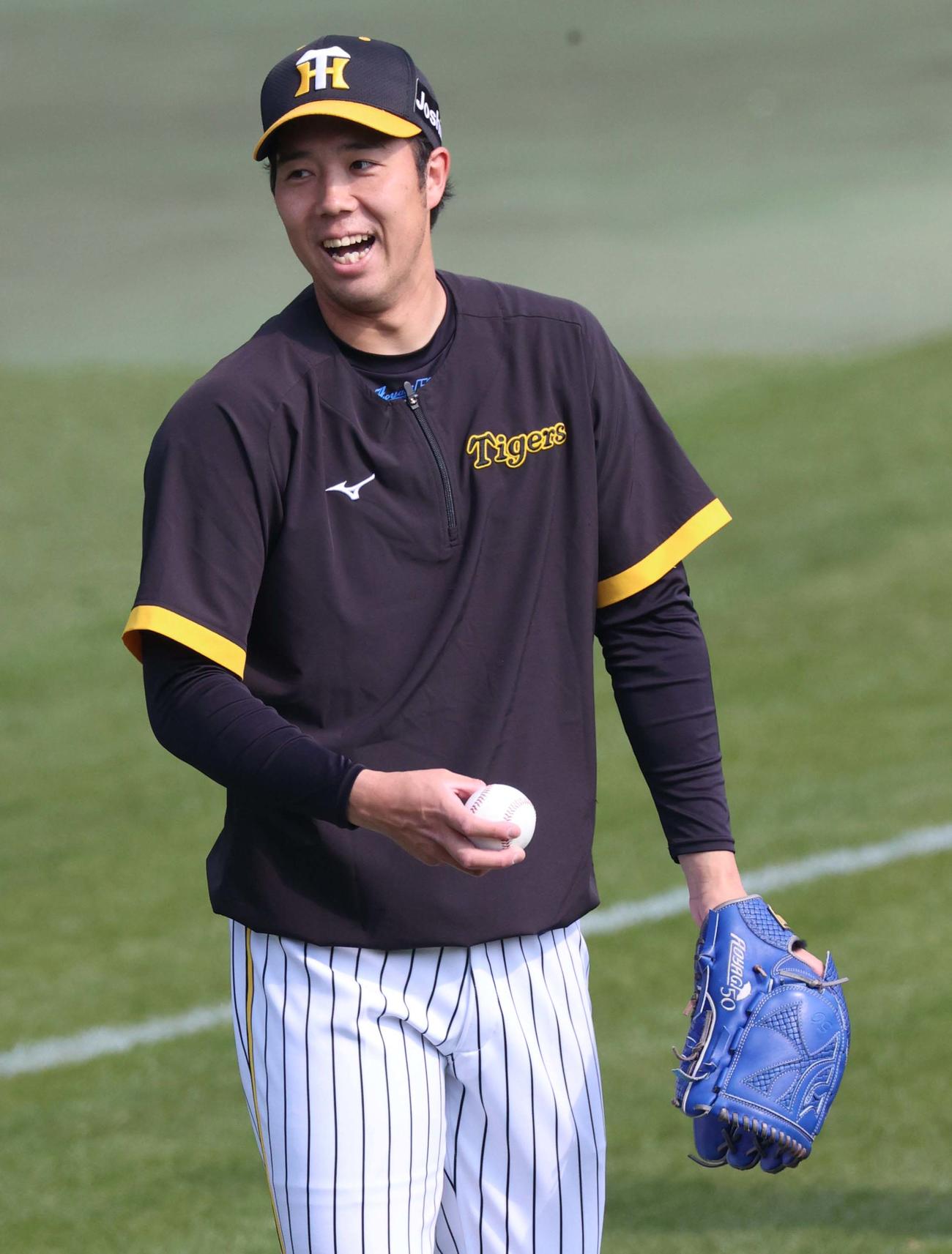 練習の合間に笑顔を見せる青柳（撮影・上田博志）
