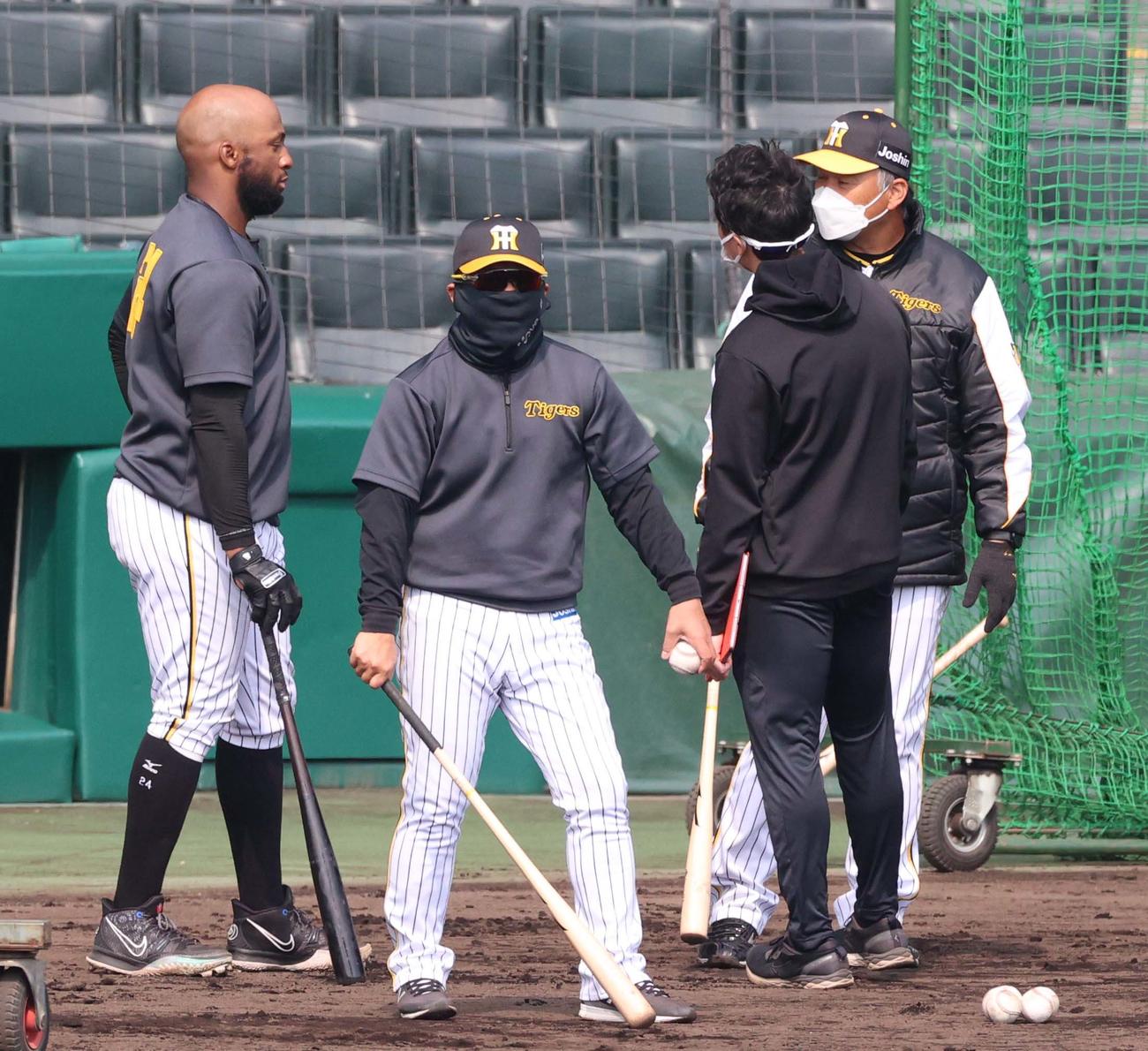 ロハス・ジュニア（左）は藤井康コーチ（右）の打撃指導を受ける（撮影・上田博志）