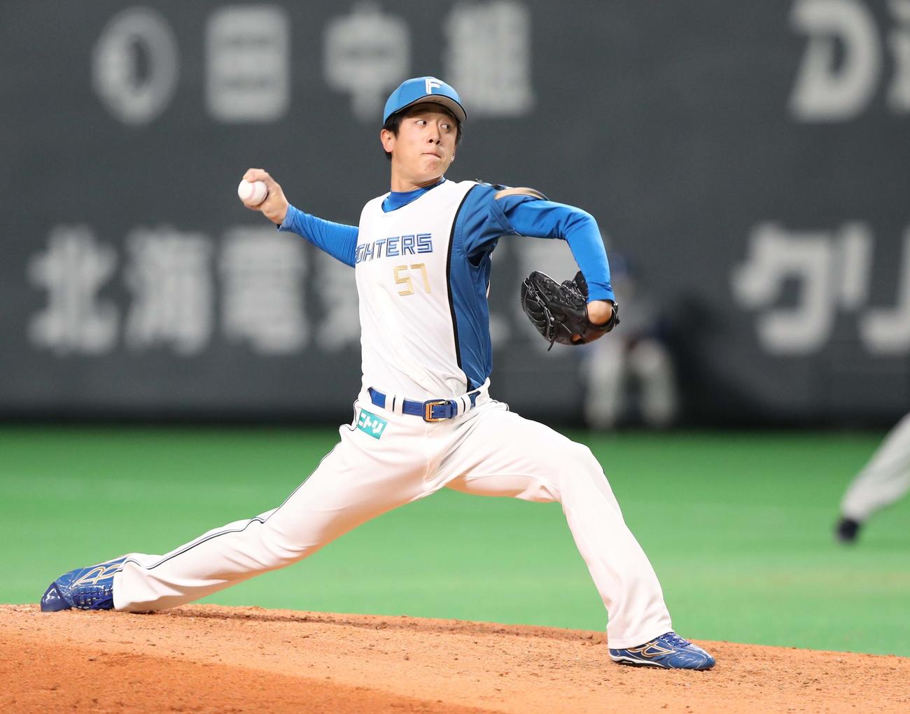 日本ハム対ヤクルト　8回に登板の北山（撮影・黒川智章）